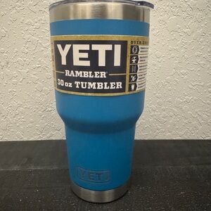 YETI Rambler 30 oz Tumbler in Vibrant Blue